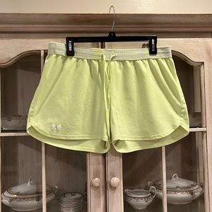 Women’s Semi-fitted Under Armour Shorts Size Large